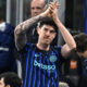 Bastoni difensore dell'Inter che applaude ai tifosi