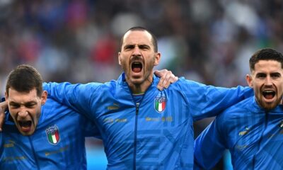 Leonardo Bonucci, Andrea Belotti e Jorginho durante l'inno d'Italia