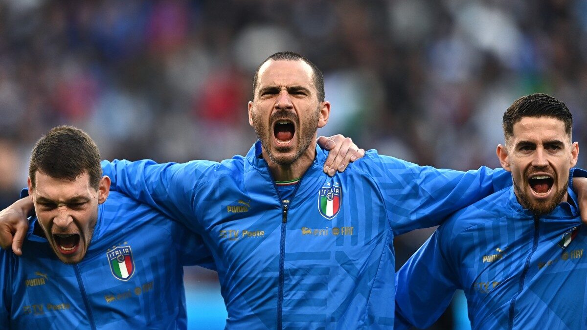 Leonardo Bonucci, Andrea Belotti e Jorginho durante l'inno d'Italia
