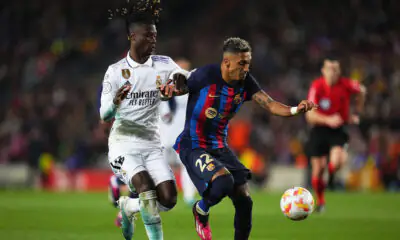 Camavinga, centrocampista del Real Madrid, e Raphinha, attaccante del Barcellona, in un duello in mezzo al campo