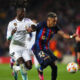 Camavinga, centrocampista del Real Madrid, e Raphinha, attaccante del Barcellona, in un duello in mezzo al campo