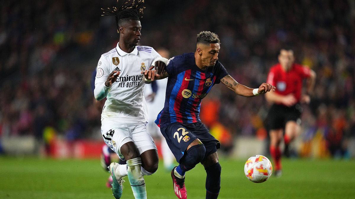 Camavinga, centrocampista del Real Madrid, e Raphinha, attaccante del Barcellona, in un duello in mezzo al campo