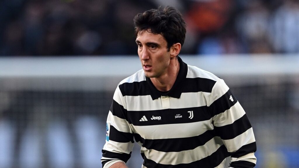 Andrea Cambiaso in azione con la maglia della Juve 