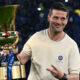 L'allenatore dell'Inter, Cristian Chivu, posa col trofeo della Coppa Italia appena conquistata