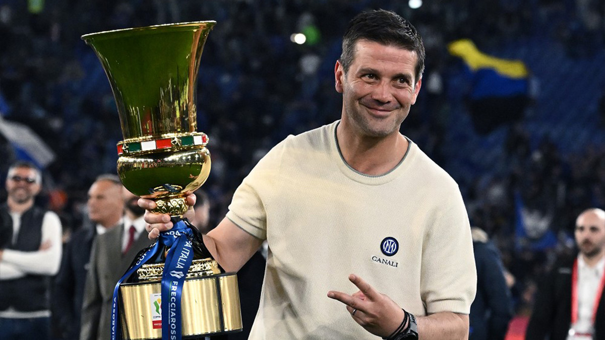 L'allenatore dell'Inter, Cristian Chivu, posa col trofeo della Coppa Italia appena conquistata