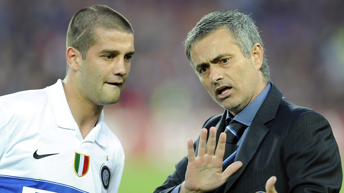 Cristian Chivu insieme al suo ex allenatore all'Inter, José Mourinho