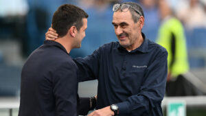 Cristian Chivu e Maurizio Sarri si salutano prima di una partita