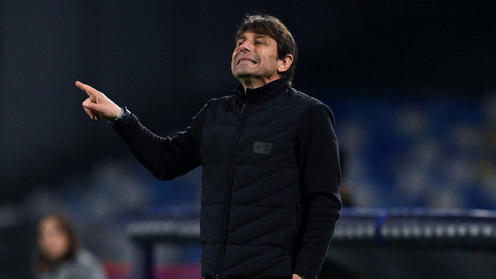 Antonio Conte allenatore del Napoli mentre indica gli spazi ai giocatori