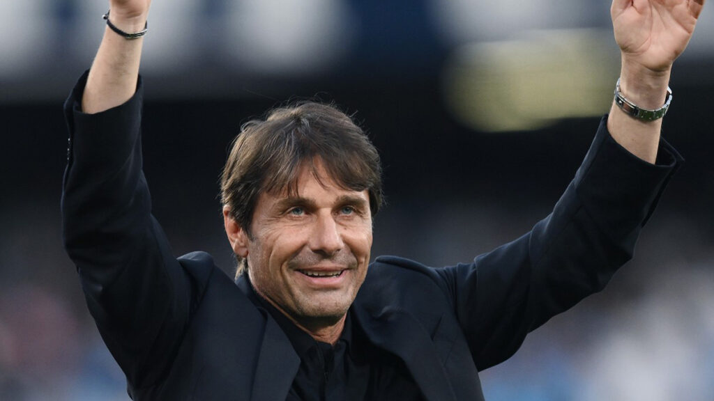 L'allenatore del Napoli, Antonio Conte, saluta i suoi tifosi