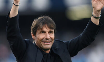 L'allenatore del Napoli, Antonio Conte, saluta i suoi tifosi
