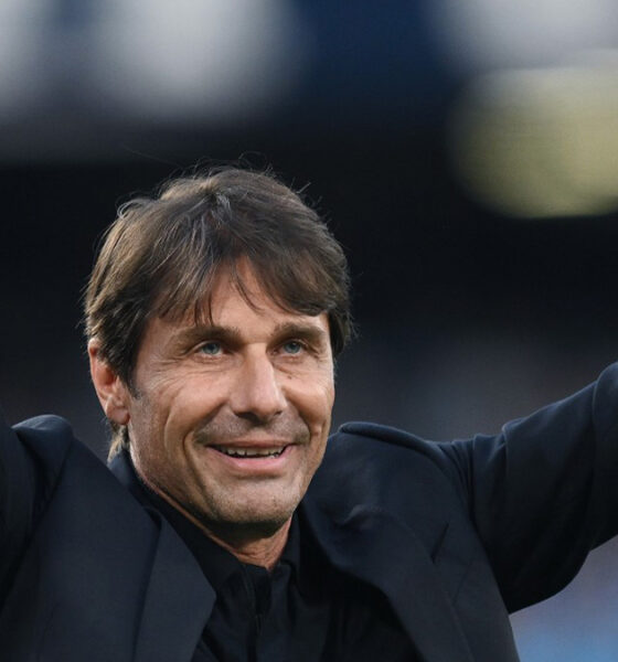 L'allenatore del Napoli, Antonio Conte, saluta i suoi tifosi