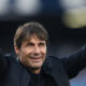 L'allenatore del Napoli, Antonio Conte, saluta i suoi tifosi