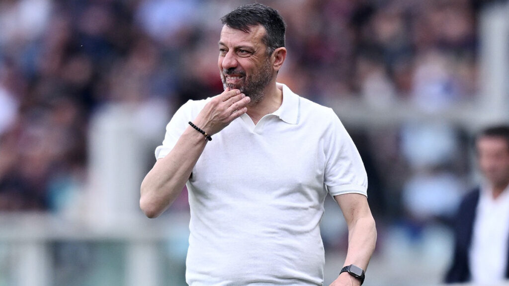 L'allenatore del Torino, Roberto D'Aversa, pensieroso