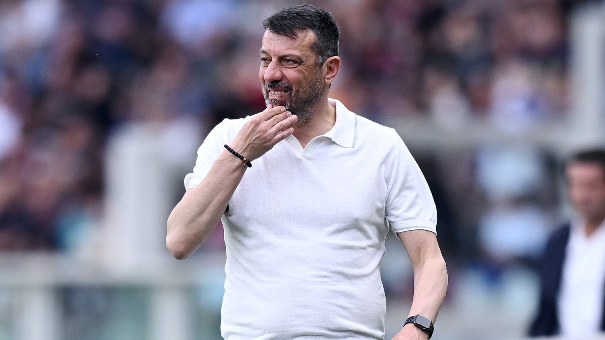 L'allenatore del Torino, Roberto D'Aversa, pensieroso