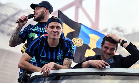 Dimarco, Barella e Chivu sopra al pullman scoperto durante la parata scudetto dell'Inter