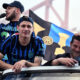 Dimarco, Barella e Chivu sopra al pullman scoperto durante la parata scudetto dell'Inter