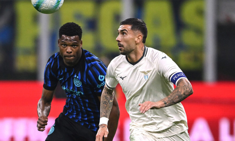 Dumfries e Zaccagni in uno scontro di gioco durante Inter-Lazio