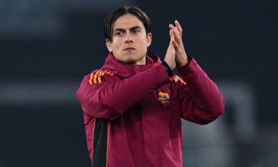 L'attaccante della Roma, Paulo Dybala, saluta i tifosi