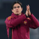 L'attaccante della Roma, Paulo Dybala, saluta i tifosi