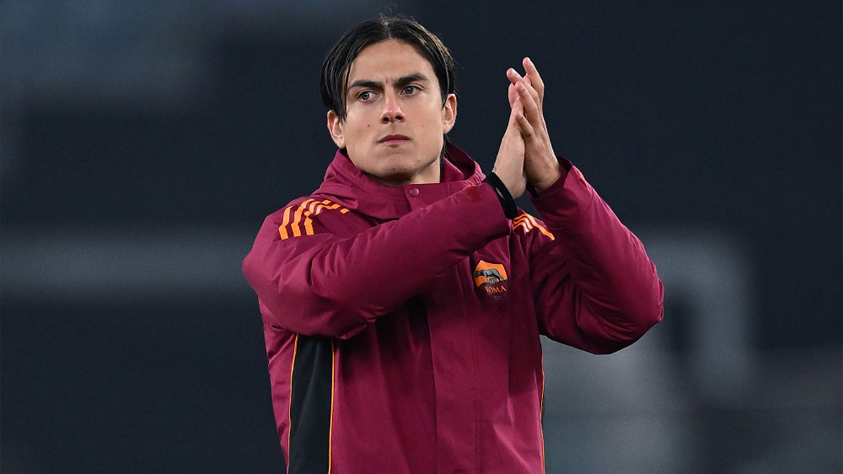 L'attaccante della Roma, Paulo Dybala, saluta i tifosi