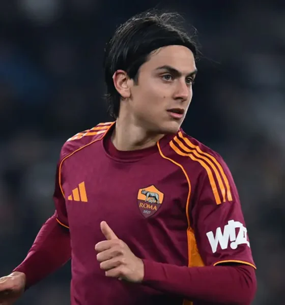 Paulo Dybala con la maglia della Roma