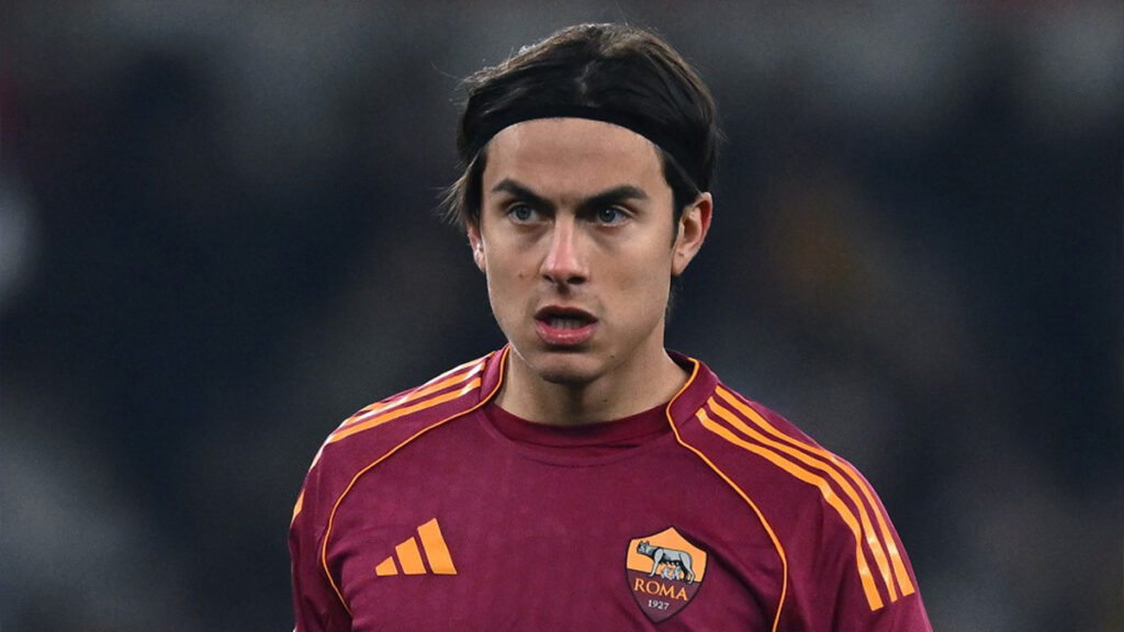 Paulo Dybala in campo con la maglia giallorossa