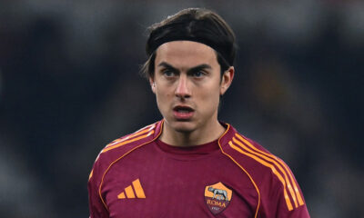 Paulo Dybala in campo con la maglia giallorossa