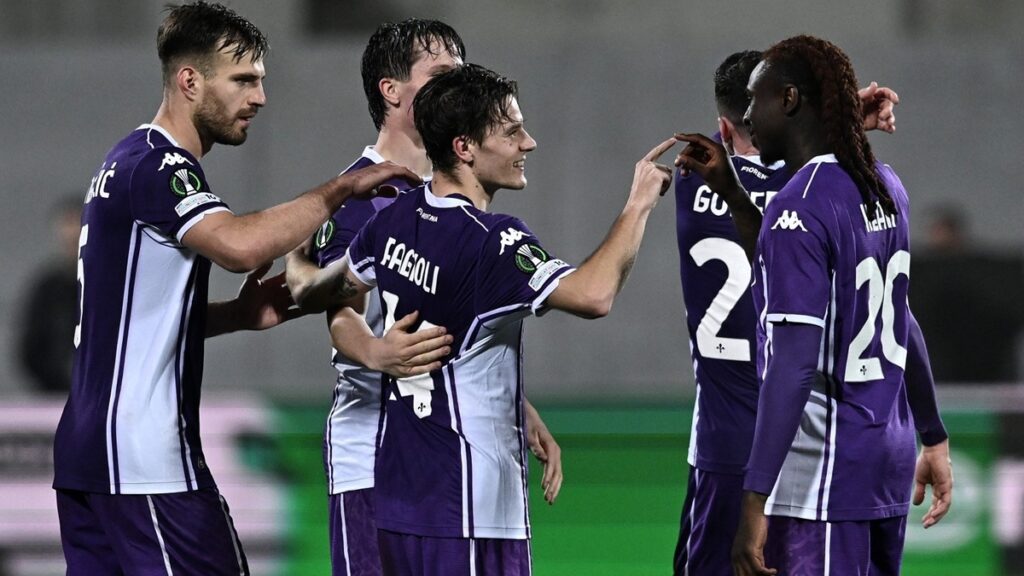 Fiorentina squadra abbraccio