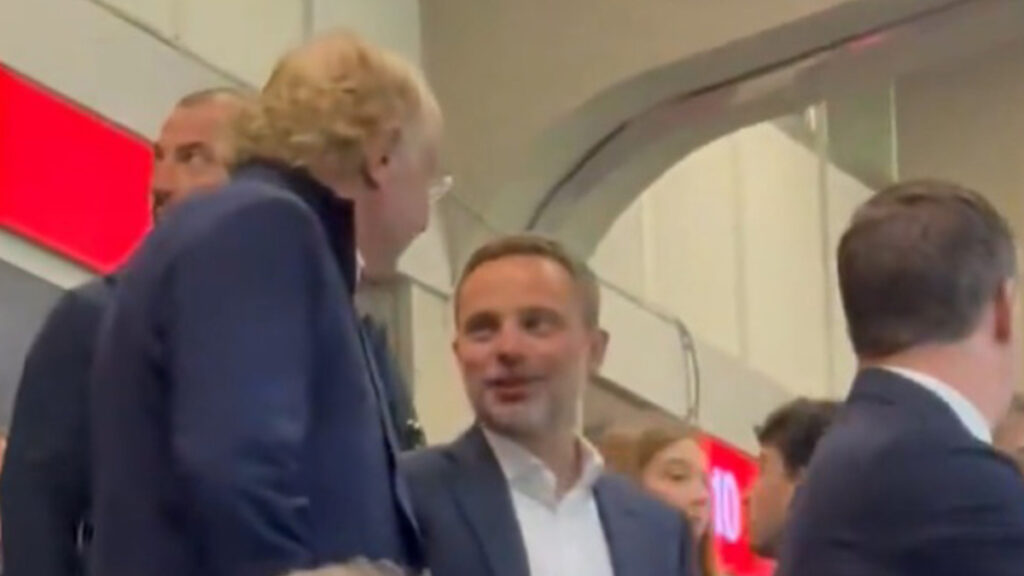 L'ad del Milan, Giorgio Furlani, in compagnia del presidente Paolo Scaroni in tribuna