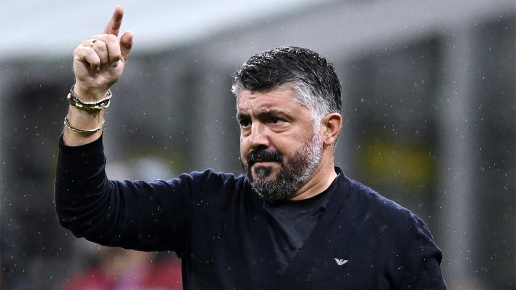 Gattuso allenatore in panchina dà indicazioni