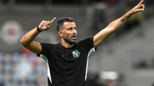 L'allenatore del Sassuolo, Fabio Grosso, dà indicazioni