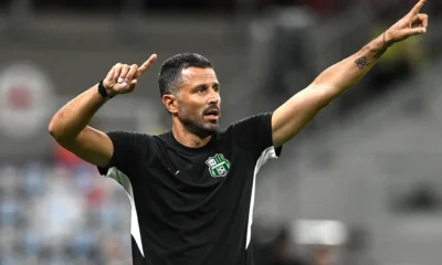 L'allenatore del Sassuolo, Fabio Grosso, dà indicazioni