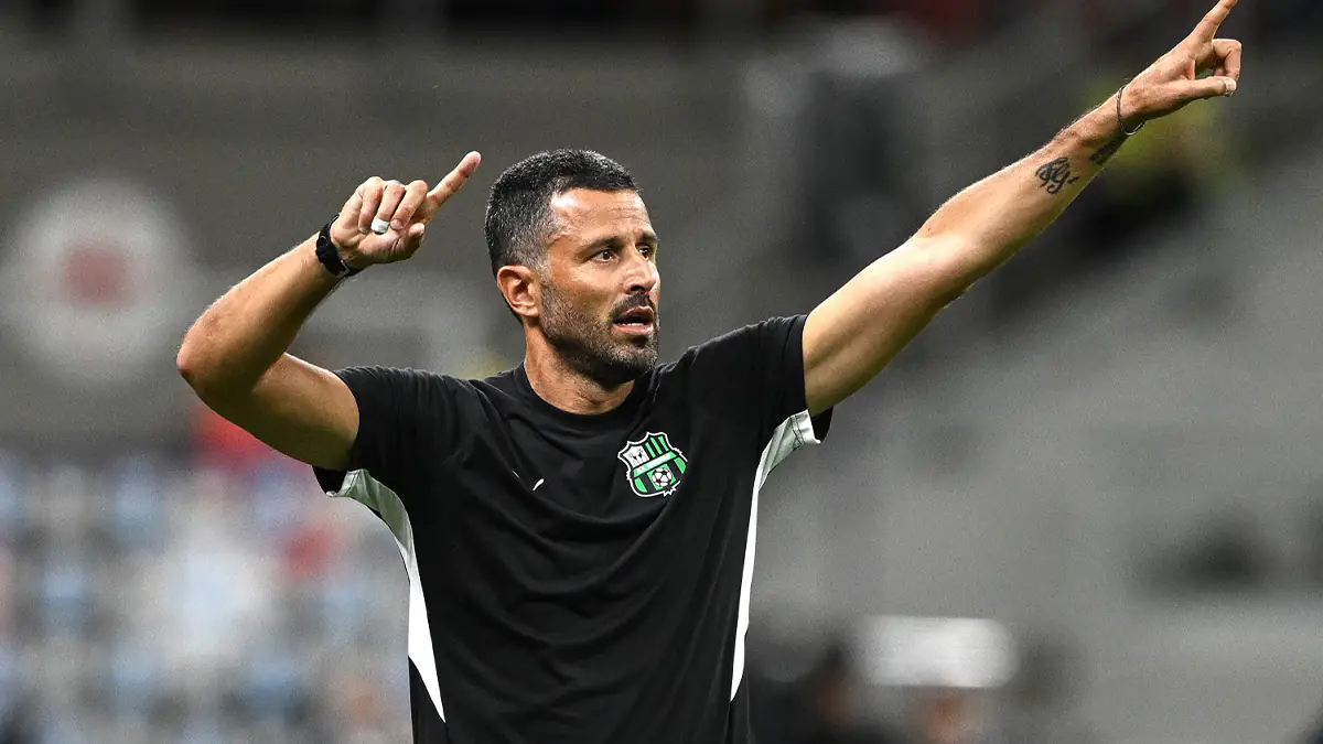 L'allenatore del Sassuolo, Fabio Grosso, dà indicazioni