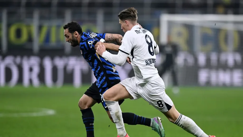 Calhanoglu e McTominay in un duello in campo durante Inter-Napoli