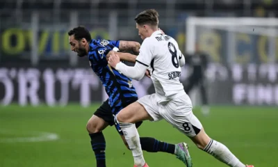 Calhanoglu e McTominay in un duello in campo durante Inter-Napoli