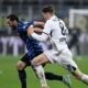 Calhanoglu e McTominay in un duello in campo durante Inter-Napoli