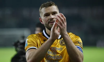 Il centrocampista dell'Udinese, Jesper Karlstrom, applaude