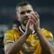 Il centrocampista dell'Udinese, Jesper Karlstrom, applaude