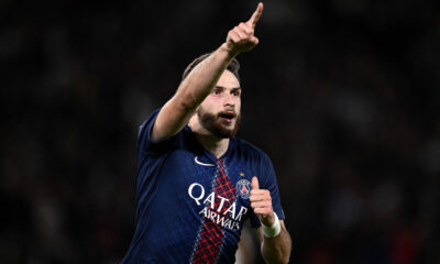 L'esultanza di Khvicha Kvaratskhelia, attaccante del PSG, dopo un gol