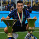 Il capitano dell'Inter, Lautaro Martinez, in posa con il trofeo dello scudetto e quello della Coppa Italia