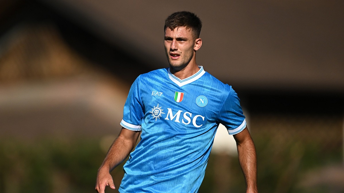 Lorenzo Lucca con la maglia del Napoli