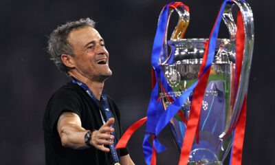 Luis Enrique, allenatore del PSG, col trofeo della Champions League