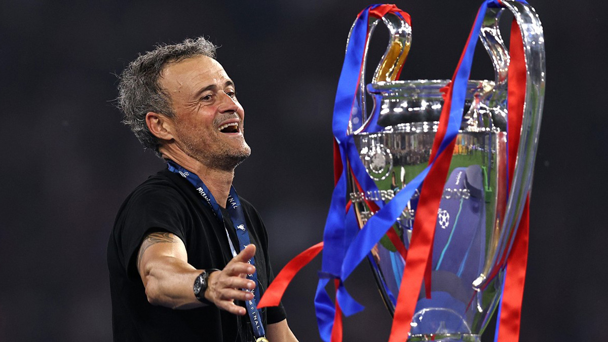 Luis Enrique, allenatore del PSG, col trofeo della Champions League