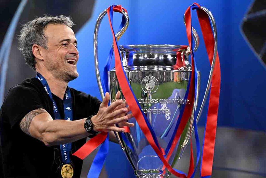 Luis Enrique, allenatore del PSG, col trofeo della Champions League
