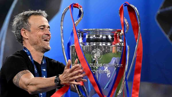 Luis Enrique, allenatore del PSG, col trofeo della Champions League