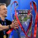 Luis Enrique, allenatore del PSG, col trofeo della Champions League