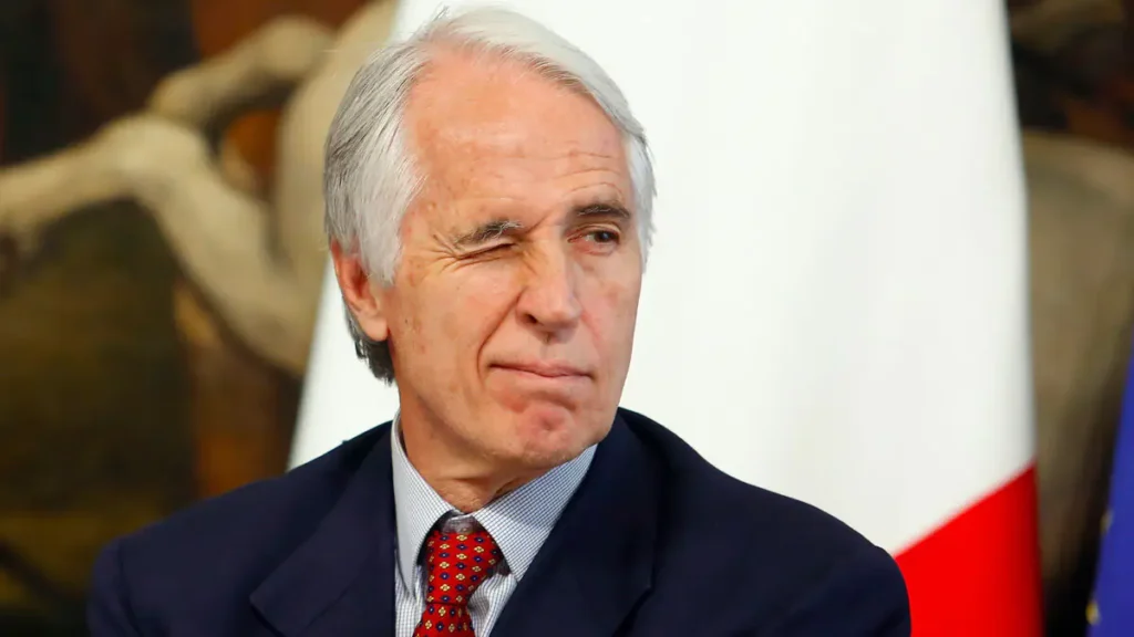 Giovanni Malagò strizza l'occhio a un collega in sede ufficiale