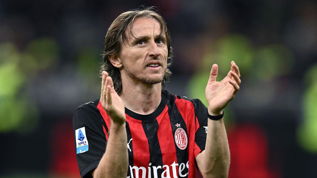Modric applaude nel post gara con la maglia del Milan