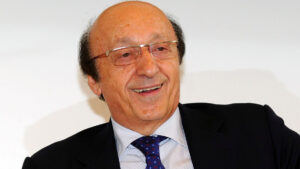 Luciano Moggi sorride