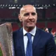Il direttore sportivo del Siviglia, Monchi, con la coppa dell'Europa League in mano